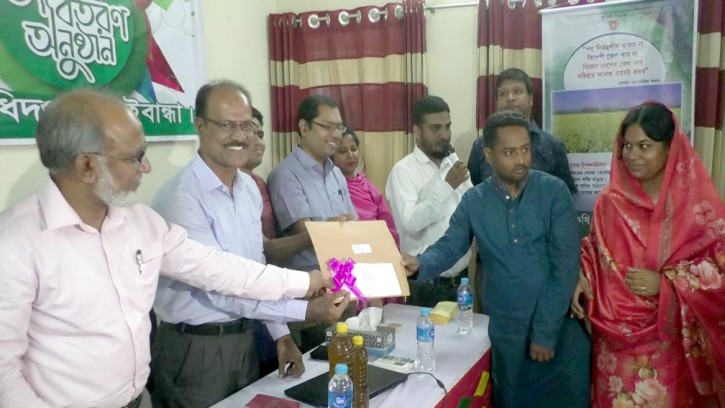 গাইবান্ধার সফল তেল উৎপাদনকারীদের মাঝে পুরষ্কার বিতরণ