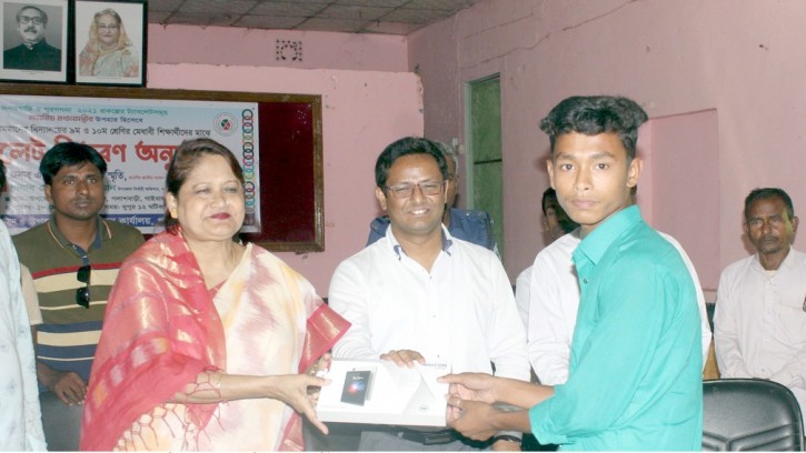 পলাশবাড়ীতে মেধাবী শিক্ষার্থীদের মাঝে ট্যাবলেট বিতরণ করলেন এমপি স্মৃতি