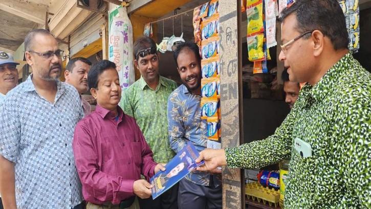শিবগঞ্জে সরকারের উন্নয়নের লিফলেট বিতরণ