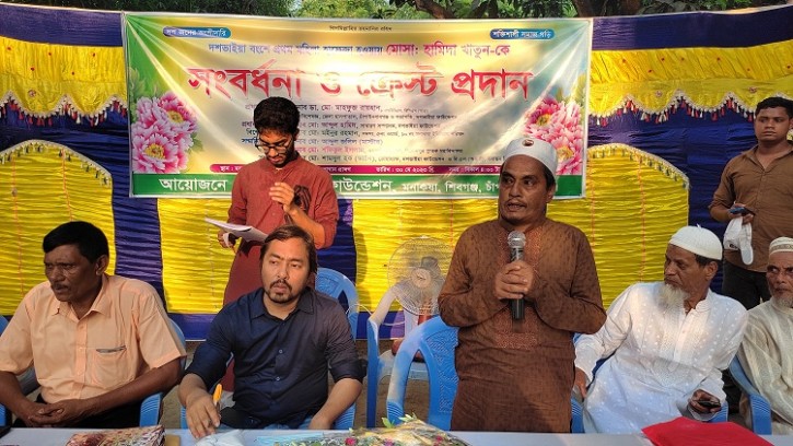 শিবগঞ্জে ১৩বছর বয়সী মহিলা হাফেজকে দশভাইয়া ফাউন্ডেশনের সংবর্ধনা