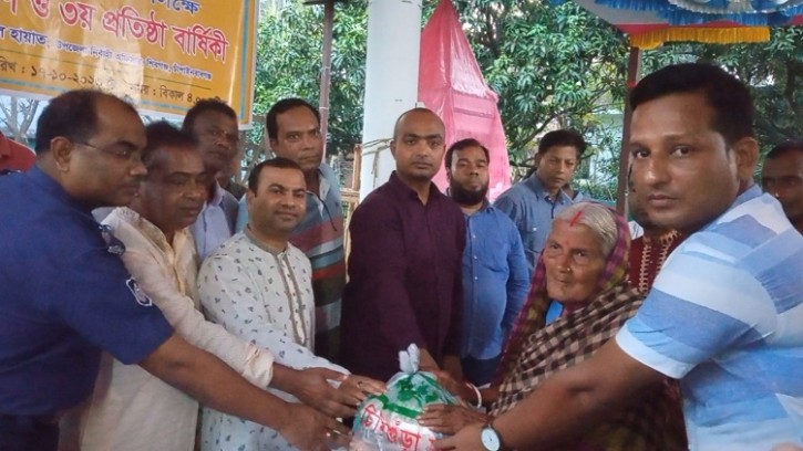 শিবগঞ্জে দুর্গাপূজা উপলক্ষে খাদ্যসামগ্রী বিতরণ