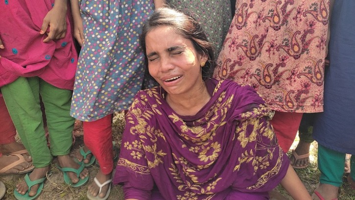 শিবগঞ্জে বিয়ের দাবিতে প্রেমিকের বাড়িতে এক সন্তানের জননীর অনশন