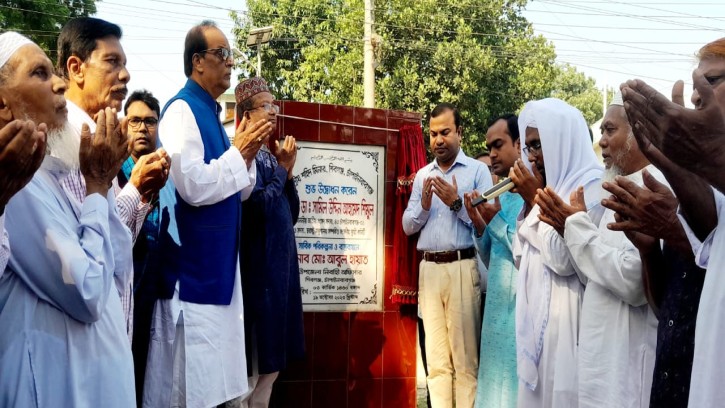 শিবগঞ্জে নবনির্মিত কেন্দ্রীয় শহিদ মিনার উদ্বোধন