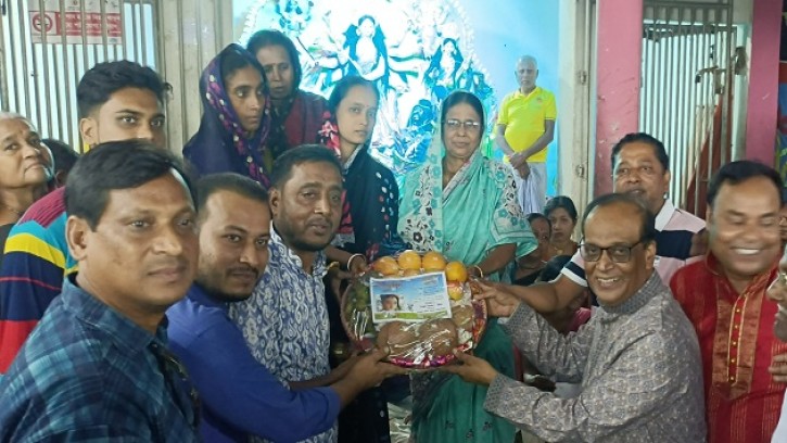 শিবগঞ্জে পুজা মন্ডপ পরিদর্শন করলেন আওয়ামী লীগ নেতা নজরুল