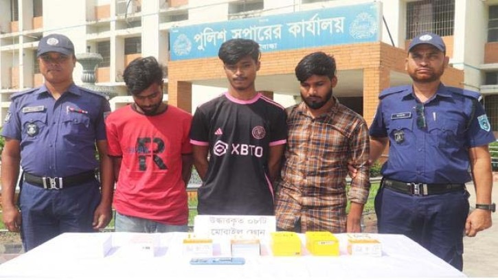 গাইবান্ধায় মোবাইলের দোকানে চুরি,৮ স্মার্টফোনসহ গ্রেফতার ৩