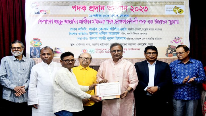 লোককারুশিল্প বিষয়ক পদক দিলেন সংস্কৃতি প্রতিমন্ত্রী