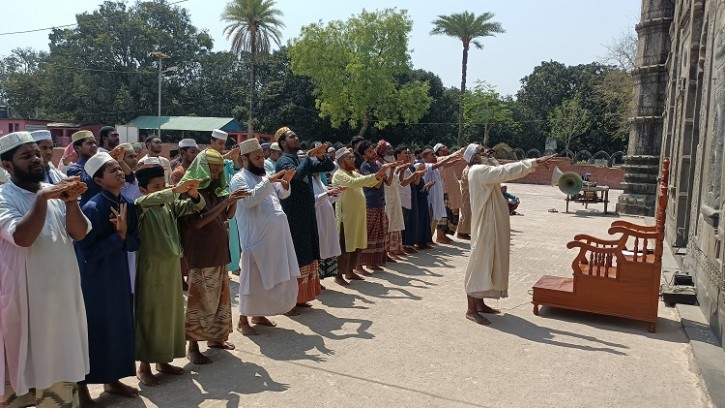 চাঁপাইনবাবগঞ্জের বিভিন্ন উপজেলায় ইসতিসকার নামাজ আদায়