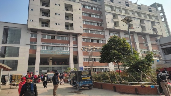 জনবল সংকটে  চাঁপাইনবাবগঞ্জ জেলা সদর  হাসপাতাল