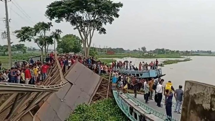 সুনামগঞ্জে বেইলি ব্রিজ ভেঙে ট্রাক নদীতে : চালক ও হেলপার নিহত