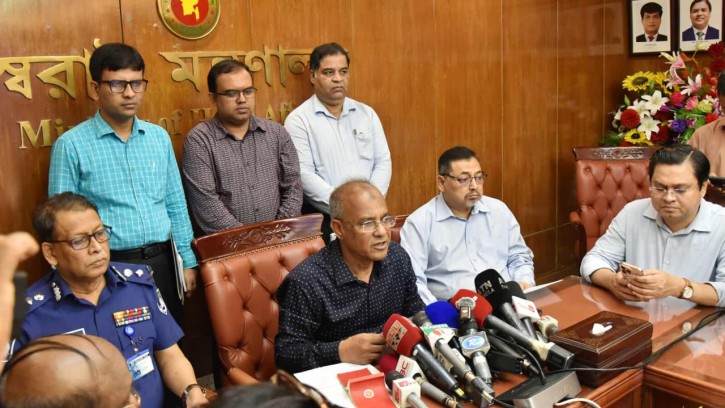 চিহ্নিত সন্ত্রাসীদের ধরতে যেকোনো সময় চিরুনি অভিযান: স্বরাষ্ট্র উপদেষ্টা