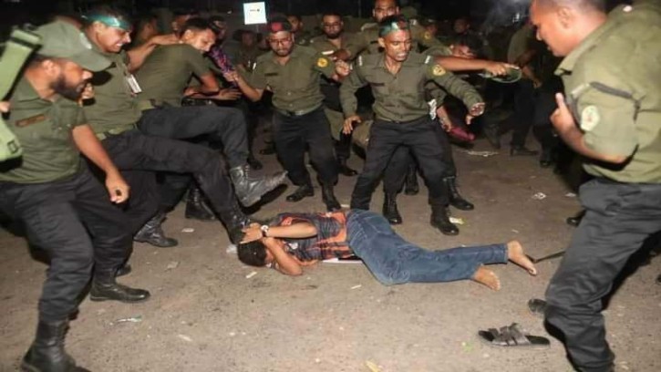 সচিবালয় এলাকায় আনসার-শিক্ষার্থী সংঘর্ষ: আহত অন্তত ৪০