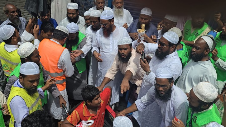 বন্যাদুর্গত এলাকা পরিদর্শন ও হাদিয়া বিতরণ করলেন মুফতি ফয়জুল করীম