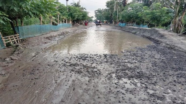অর্ধেক কাজ শেষ না করেই পালিয়েছে ঠিকাদার