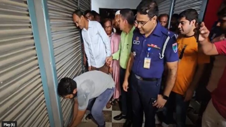 বেনাপোল চেকপোষ্টে প্রতারকচক্রের ৮ টি দোকান ঘরে তালা ঝুলিয়ে দিয়েছে পুলিশ