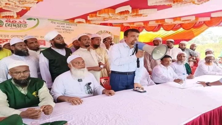 বন্যায় ক্ষতিগ্রস্তদের জন্যপীর সাহেব চরমোনাই’র পক্ষ থেকে টিন কাঠ বিতরণ