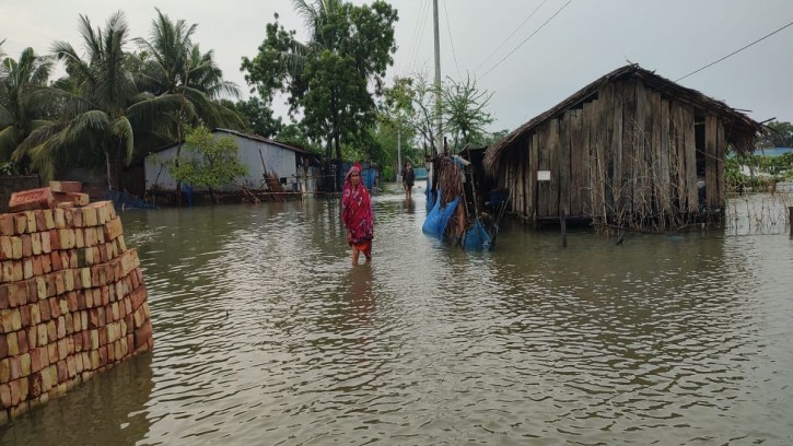 ৪ দিন অতিবৃষ্টিতে পাইকগাছায়  বিভিন্ন নিম্নাঞ্চল প্লাবিত