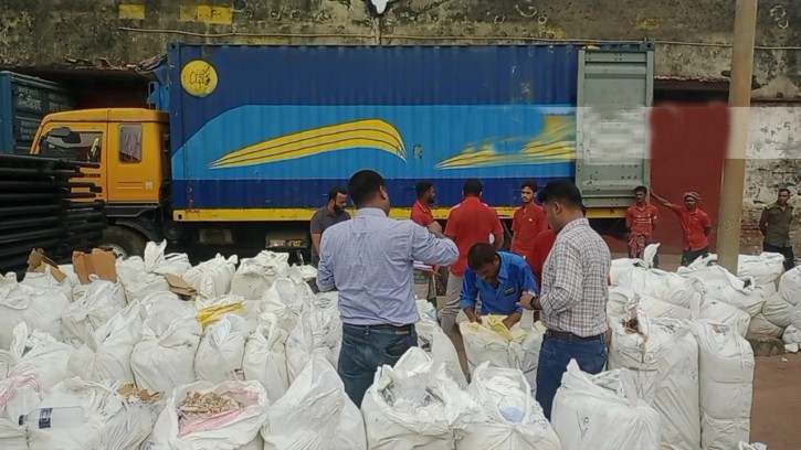 বেনাপোল বন্দরে ৩ কোটি টাকার গার্মেন্টস পণ্য আটক