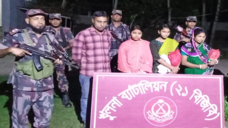 শার্শা সীমান্ত দিয়ে অবৈধভাবে ভারতে অনুপ্রবেশের সময় ৪ নারী-পুরুষ আটক