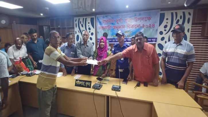 পাইকগাছার ১৩০ টি পূজা মণ্ডপে সরকারি অনুদান প্রদান 