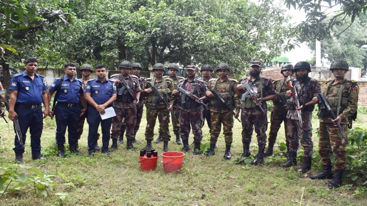 চাঁপাইনবাবগঞ্জে যৌথবাহিনীর অভিযানে ১৭ ককটেল উদ্ধার