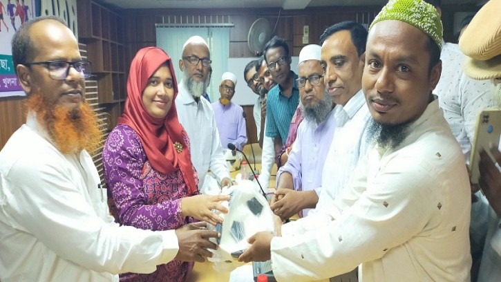 পাইকগাছার বিভিন্ন শিক্ষা প্রতিষ্ঠানে ফুটবল বিতরণ 