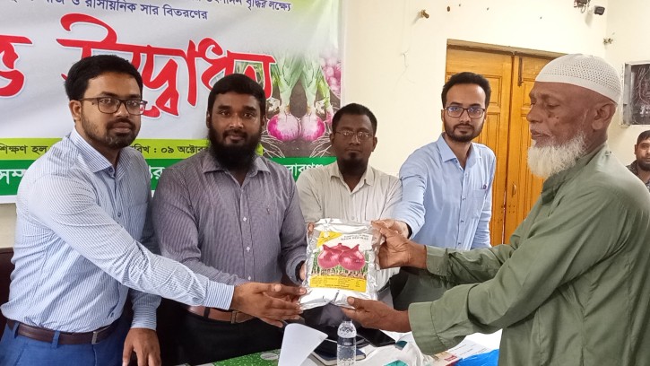 শিবগঞ্জে ৬৫০ কৃষকের মাঝে গ্রীষ্মকালীন পেঁয়াজ বীজ ও সার বিতরণ