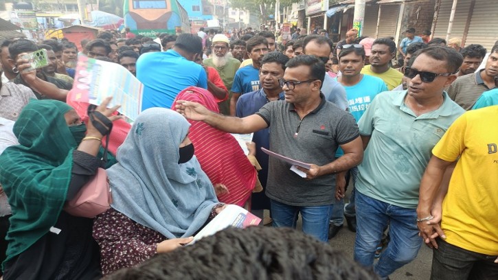 পাইকগাছায় বিএনপির রাষ্ট্রকাঠামো মেরামতের ৩১ দফার লিফলেট বিতরণ