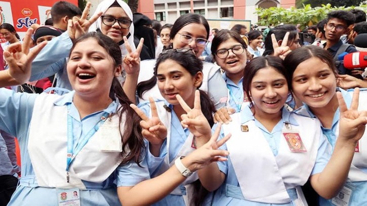 এইচএসসি ও সমমানে কমেছে পাস বেড়েছে জিপিএ-৫
