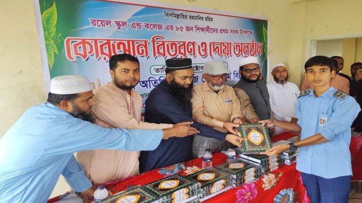 শিবগঞ্জে শিক্ষার্থীদের কোরআন শরীফ বিতরণ