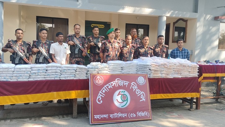  শিবগঞ্জে বিজিবির হাতে আট কোটি  ৭৬৭ কেজির অলংকারাদি, ১ ট্রাকসহ একজন আটক