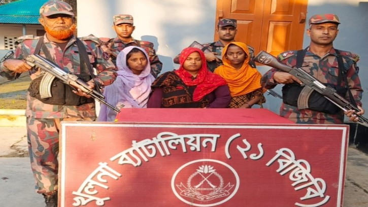 অবৈধভাবে ভারতে অনুপ্রবেশের সময় শার্শা সীমান্তে ৩ নারী আটক