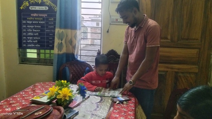 শিবগঞ্জে সবার মাঝে জ্ঞানের আলো ছড়াচ্ছে নাহিদ উজ্জামানের পাঠাগার