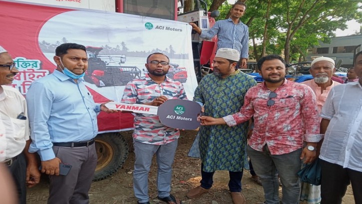 তাড়াইলে সরকারি ভর্তুকিতে ধান কাটার যস্ত্র বিতরণ