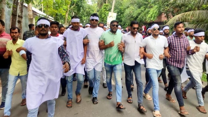   পিরোজপুর জেলা ছাত্রদলের কাফনের কাপড় পরে বিক্ষোভ