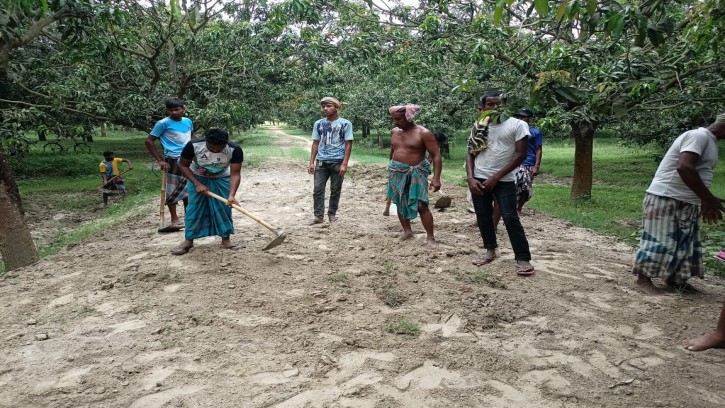 শিবগঞ্জের মনাকষাতে হত দরিদ্রদের কর্মসংস্থান কর্মসূচিতে ব্যাপক অনিয়মের অভিযোগ