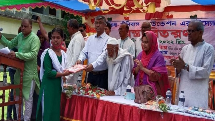 কপিলমুনিতে রাধা-শ্রীনিবাস ফাউন্ডেশনের  বস্ত্র বিতরণ ও আলোচনা