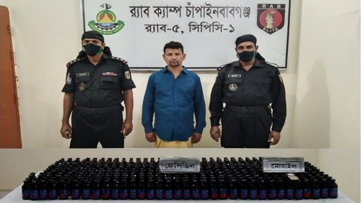 শিবগঞ্জে র‌্যাবের হাতে ফেন্সিডিলসহ যুবক আটক