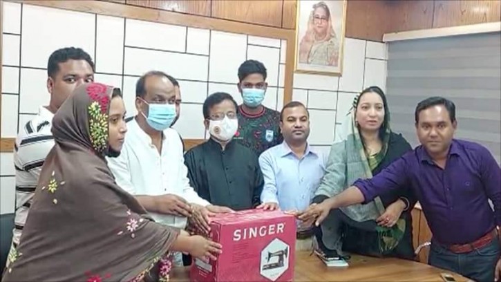 শিবগঞ্জে নারীদের মাঝে সেলাই মেশিন বিতরণ