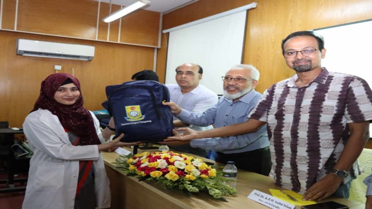 সেকৃবিতে এএসভিএম অনুষদের শিক্ষার্থীদের মাঝে সার্জিক্যাল সামগ্রী বিতরণ