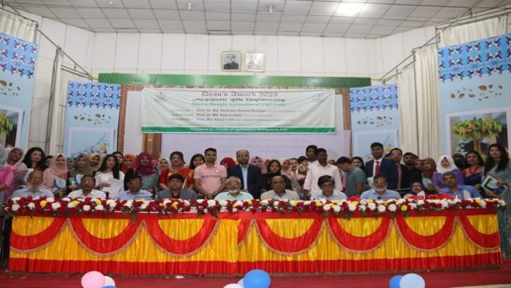 শেকৃবির এগ্রিবিজনেস শিক্ষার্থীদের ডিনস আওয়ার্ড প্রদান