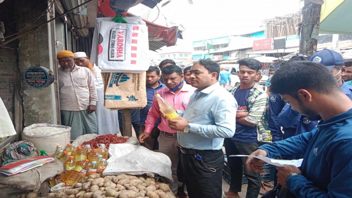 তালতলীতে ভোক্তা অধিকারের অভিযানে তিন ব্যবসা প্রতিস্ঠানকে জরিমানা