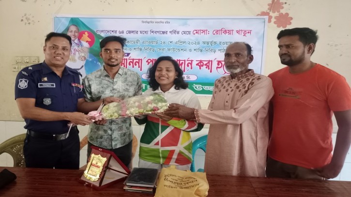 শিবগঞ্জে আন্তর্জাতিক একাডেমী এ্যাওয়াডপ্রাপ্ত রোকেয়াকে সম্মাননা প্রদান 