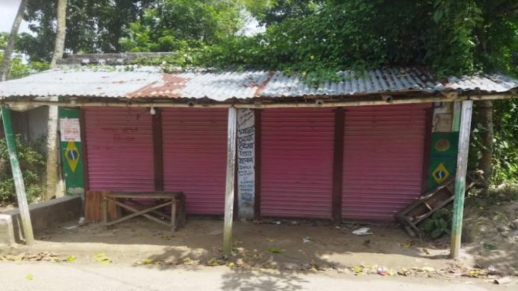 ঝিকরগাছায় চাঁদা না পেয়ে গুদাম থেকে ৩০০ বস্তা চাল লুট, থানায় অভিযোগ