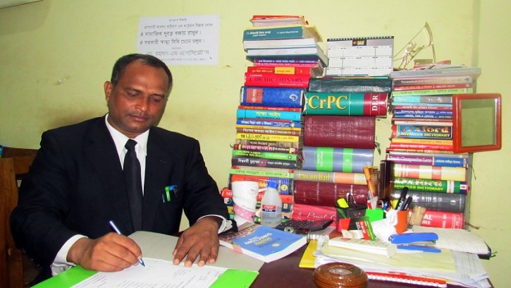 বাবার অনুপ্রেরণায় সাংবাদিক থেকে আইনজীবী তাপস