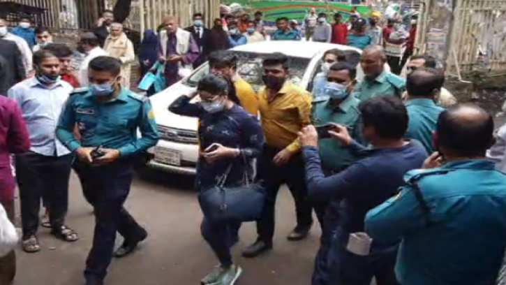 পরী মনিসহ তিনজনের বিরুদ্ধে চার্জশিট গ্রহণ