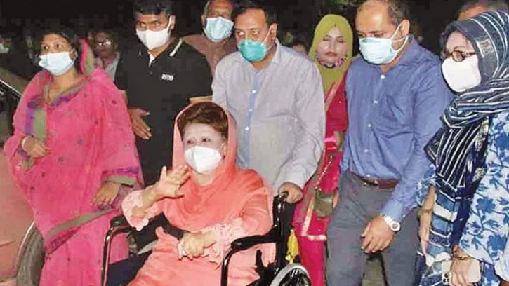 বিদেশে যেতে পাসপোর্ট নবায়ন করতে হবে খালেদার