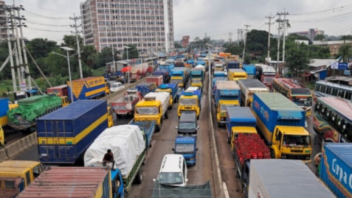যে কারণে ঢাকা-চট্টগ্রাম মহাসড়কে ২০ কিলোমিটারের দীর্ঘ যানজট