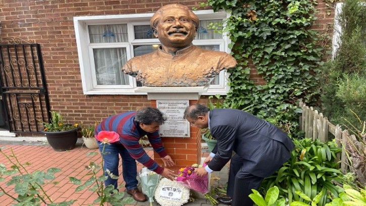 লন্ডনে বঙ্গবন্ধুর ভাস্কর্যে তথ্যমন্ত্রীর শ্রদ্ধা নিবেদন
