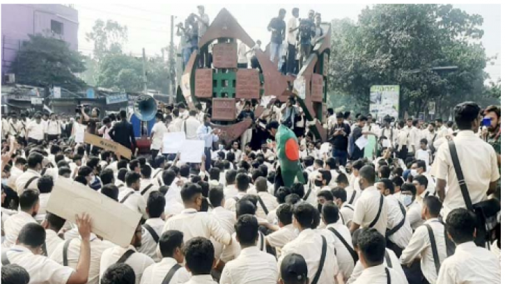 শিক্ষার্থীদের অবরোধ ও বিক্ষোভে রাজধানীতে তীব্র যানজট