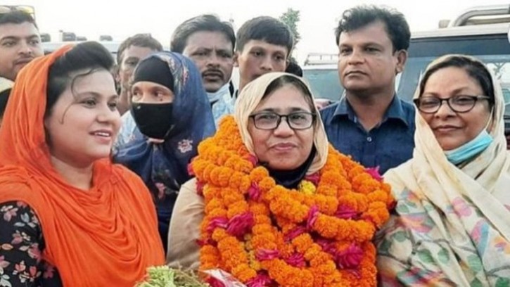 ৮ পুরুষ প্রার্থীকে হারিয়ে চেয়ারম্যান খোদেজা বেগম রীনা